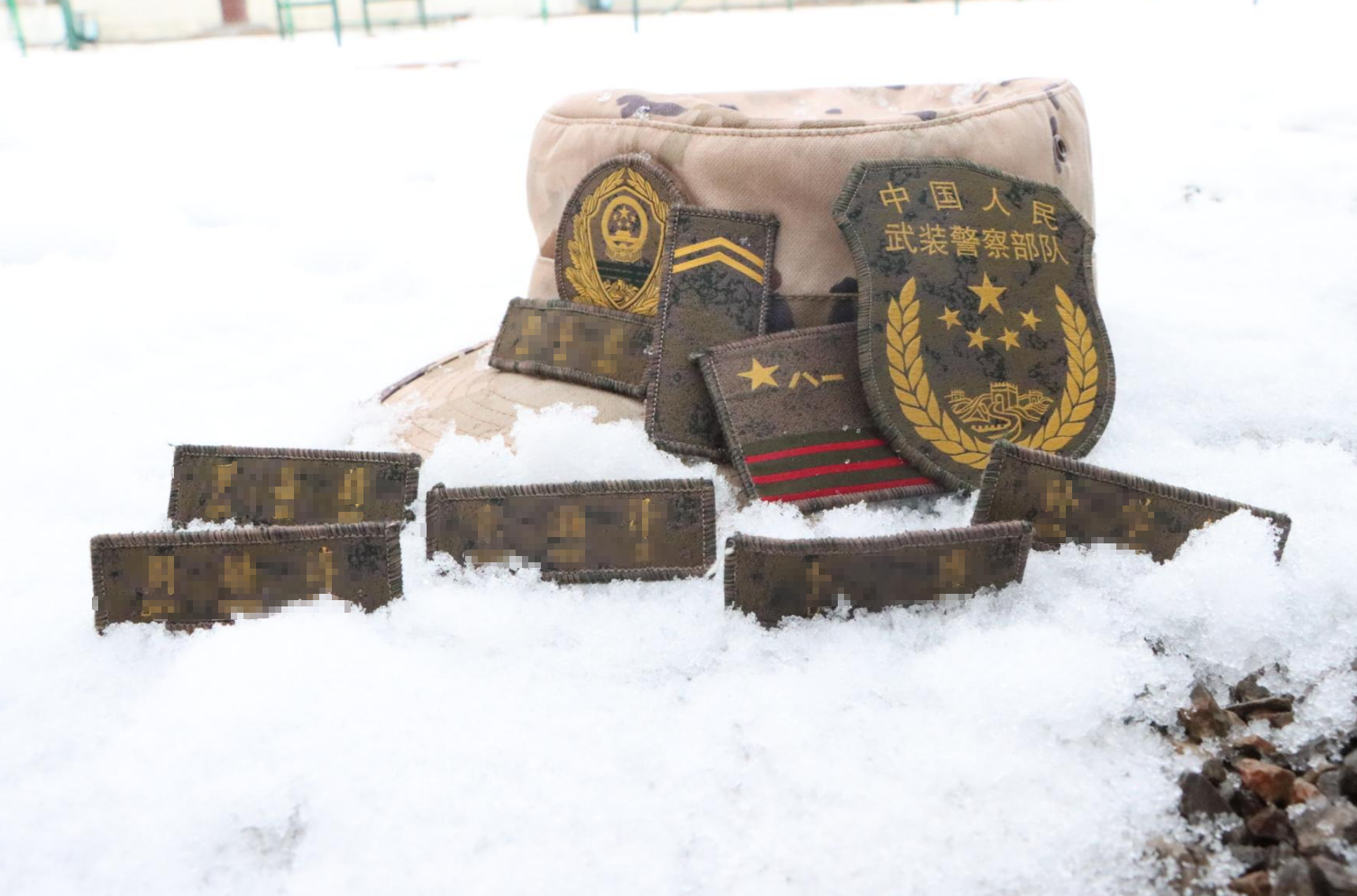 雪中的军帽与臂章，保留原图中的模糊处理